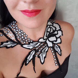 Handgemaakte zwart-witte bloemenkantketting – Gedurfde statement-sieraden – gratis verzending