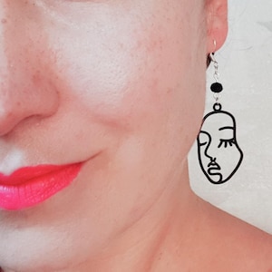 Handgemaakte op Picasso geïnspireerde asymmetrische oorbellen – abstracte zwarte metalen gezichten met sterlingzilveren haken – gratis verzending