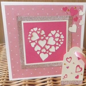 Eine individuelle, handgefertigte Valentinstagskarte mit passendem Geschenkanhänger