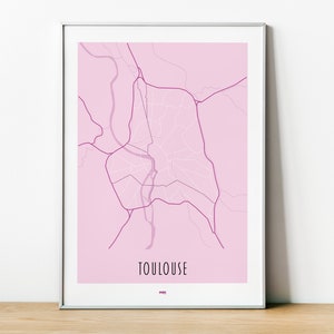 Może przedstawiać: Wzorowana mapa Tuluzy we Francji, w ramce, w odcieniach r&oacute;żowego i fioletowego. Mapa przedstawia ulice i zabytki miasta. Słowo "TOULOUSE" jest nadrukowane na dole mapy kolorem fioletowym.
