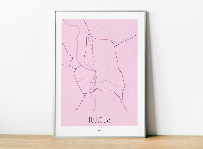 Może przedstawiać: Wzorowana mapa Tuluzy we Francji, w ramce, w odcieniach r&oacute;żowego i fioletowego. Mapa przedstawia ulice i zabytki miasta. Słowo "TOULOUSE" jest nadrukowane na dole mapy kolorem fioletowym.