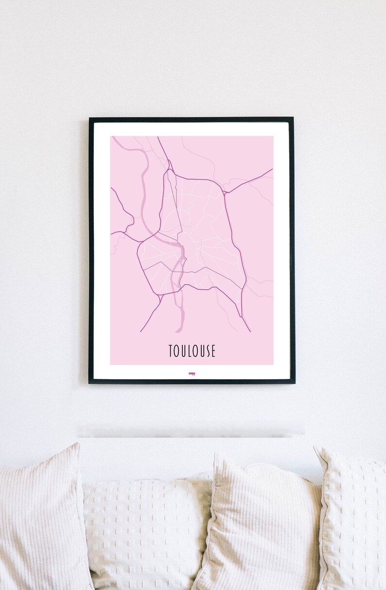 Może przedstawiać: Wydruk w ramie przedstawiający r&oacute;żową mapę Tuluzy we Francji. Mapa jest w czarnej ramie, a nazwa miasta jest wydrukowana na dole mapy czarnym kolorem.
