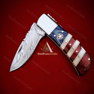 Coltello tascabile Damasco personalizzato con impugnatura in Pakkawood ispirato alla bandiera degli Stati Uniti e fodero in pelle Il miglior regalo di San Valentino per lui