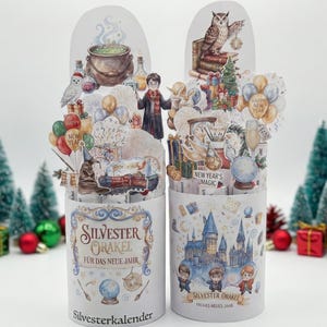 Puede incluir: Dos calendarios de adviento cilíndricos de papel con diseños desplegables. Uno presenta un caldero, un búho y un mago, el otro un castillo y personajes. Ambos tienen texto en alemán, con decoraciones de árboles de Navidad en el fondo.