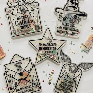 Könnte beinhalten: Fünf transparente, dekorative Harry Potter-Geburtstagsgeschenke und -Karten. Die Geschenke haben die Form eines Geschenks, eines Sortierhuts, eines Sterns, eines Umschlags und eines Schnatzes. Jedes hat einen schwarzen Umriss und enthält Konfetti und Text.