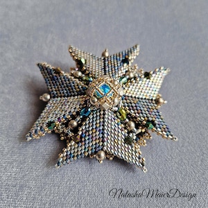 Malteserkorspärlbrosch Miyuki Delica-nål • Handgjorda unika pärlbroschyrer