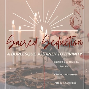 Op de afbeelding: Een promotieposter voor een e-cursus getiteld "Sacred Seduction: A Burlesque Journey to Divinity". Het ontwerp bevat een zeemeerminillustratie, kaarsen en tekst, waaronder "Guiding You Back to Yourself" en "Sacred Movement".