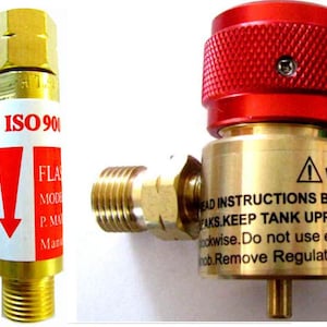 Peut inclure: Deux régulateurs de gaz en laiton. L'un a un bouton rouge, l'autre une étiquette avec "ISO 900" et "FLA". Les deux ont des extrémités filetées. Ils sont conçus pour le contrôle du gaz et portent des étiquettes d'avertissement.