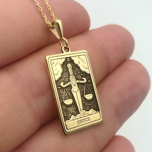 Collana minimalista con tarocchi, collana con tarocchi della giustizia, collana spirituale in oro 14K, gioielli celestiali, collana gotica, regalo di Natale