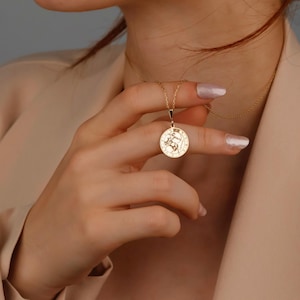 Naszyjnik Tiny Sagittarius, Naszyjnik z grawerowanym znakiem zodiaku, Ręcznie robiony naszyjnik astrologiczny, Naszyjnik z zawieszką horoskopu ze złota 14K, Prezent dla Strzelca