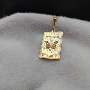 Collar de mariposa antisocial, collar de carta del tarot de oro de 14 quilates, collar de insectos de plata esterlina 925, collar minimalista para mujer, regalo llamativo