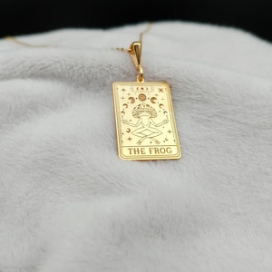 Collana minimalista con rana, collana con tarocchi in oro 14K, collana con animali delicati, collana con fasi lunari, collana con dichiarazione celeste, regalo per lei