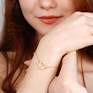 Pulsera personalizada con letra y fecha de oro macizo de 14 quilates: regalo de joyería con inicial y fecha de nacimiento personalizada
