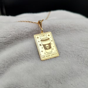Collar con grabado de taza de café, delicado collar de café en oro de 14 quilates, delicado collar para amantes del café, collar minimalista de tarot, regalo para adictos al café