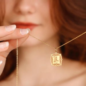 Collar con iniciales personalizadas en inglés antiguo de oro de 14 quilates, collar con monograma, collar con letras vintage, joyería personalizada, colgante con letras para niños