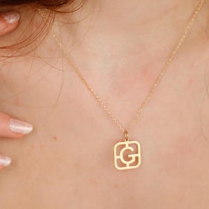Collar con inicial personalizado de oro de 14 quilates, collar con letra cuadrada abierta, collar con inicial de un ser querido, regalo de joyería fina para mujer.