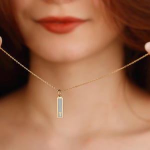 Collar con inicial personalizada en oro de 14 quilates, collar rectangular grabado, colgante con barra pequeña, joyería con letras, regalo personalizado para ella.