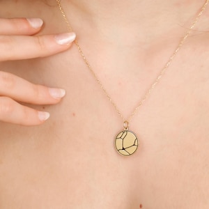 Collier pendentif rond abstrait en or 14 carats pour femme, collier au design géométrique moderne, bijoux contemporains minimalistes, cadeau pour petite amie