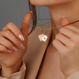 Collar con naipes de la suerte, collar con as de espadas en oro de 14 quilates, collar con escalera real, collar con jugador de póquer de la suerte, regalo para jugador de casino