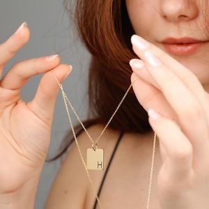 Collar con inicial cuadrada de oro macizo de 14 quilates: colgante con letra personalizada, regalo para mujeres y niñas.