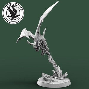 Può includere: Una dettagliata creatura fantasy bianca stampata in 3D con testa scheletrica, ali e un lungo bastone ornato. La figura è montata su una base circolare con dettagli rocciosi. Il logo Falcon Nest si trova in alto a sinistra.