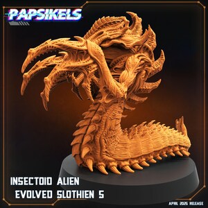 Könnte beinhalten: Eine detaillierte, beige-farbene Insectoid Alien-Skulptur mit der Bezeichnung "Evolved Slothien 5". Die Kreatur hat einen segmentierten Körper, scharfe Krallen und eine komplexe Kopfstruktur. Die Skulptur steht auf einem schwarzen Sockel, mit dem Text "April 2025 Release."