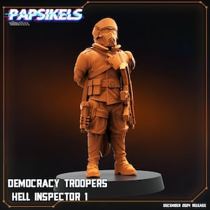 Puede incluir: Una figura de color marrón claro de un soldado con armadura futurista, de pie sobre una base negra. La figura tiene un casco, un rifle y varios bolsillos. El texto "DEMOCRACY TROOPERS HELL INSPECTOR 1" se muestra en la parte inferior, con "DECEMBER 2024 RELEASE" debajo.