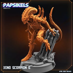 Pode incluir: Uma figura laranja-castanho de Xenomorph Scorpion 6, em pé sobre uma base cinza com um design detalhado e texturizado. A figura tem um corpo segmentado, uma cauda longa e uma cabeça com uma crista canelada. Os textos "Papsikels" e "Xeno Scorpion 6" são visíveis.