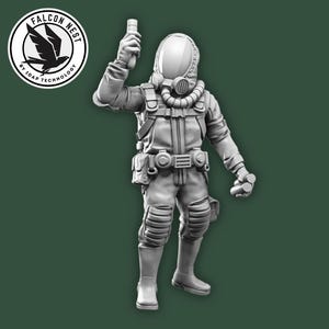 Puede incluir: Una figura gris de un astronauta futurista, sosteniendo un pequeño dispositivo. El astronauta lleva un casco, un aparato respiratorio y un uniforme detallado con bolsillos. El logotipo de Falcon Nest está en la esquina superior izquierda.