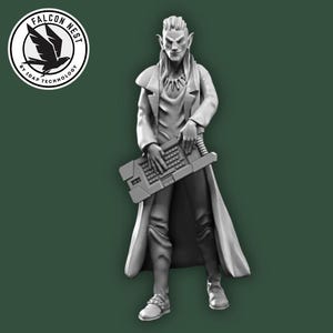 Może przedstawiać: Szara figurka smukłej humanoidalnej postaci ze spiczastymi uszami, ubranej w długi płaszcz i trzymającej urządzenie przypominające klawiaturę. Postać stoi na ciemnozielonym tle, z okrągłym logo w lewym górnym rogu.