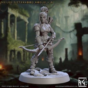 Peut inclure: Figurine grise d'une archère tenant un arc et une flèche, avec une carquois de flèches dans le dos. La figurine porte une armure et des bottes. Le texte "VEILED SISTERHOOD ROGUE + A" est en haut. La base de la figurine est ronde.