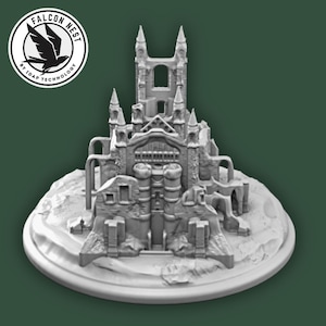 Puede incluir: Modelo de castillo en miniatura gris detallado, con múltiples torres y detalles arquitectónicos, sobre una base circular. El modelo probablemente está impreso en 3D, con el logotipo "Falcon Nest" en la esquina superior izquierda.