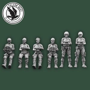 Może przedstawiać: Sześć szarych miniaturowych figurek kobiet w mundurach wojskowych. Niektóre siedzą, inne stoją. Figurki mają szczegółowe mundury i wyposażenie. Logo Falcon Nest z ptakiem znajduje się w lewym górnym rogu.