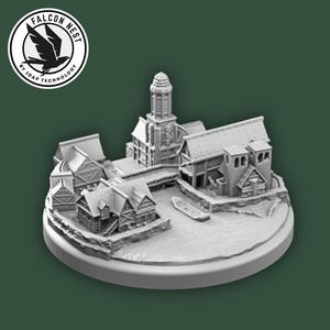 Puede incluir: Modelo en miniatura de un pueblo medieval, con edificios detallados, incluyendo una torre de iglesia y casas con tejados inclinados. El modelo está sobre una base circular e incluye el logotipo "FALCON NEST".