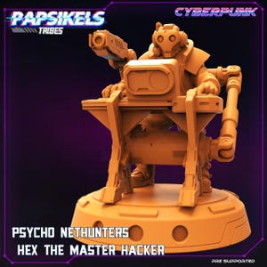 Puede incluir: Figura de temática Cyberpunk de un personaje futurista sentado en una consola, sosteniendo un arma. La figura es de color beige, con el texto "PAPSIKELS TRIBES" y "CYBERPUNK" en la parte superior. La base dice "PSYCHO NETHUNTERS HEX THE MASTER HACKER."
