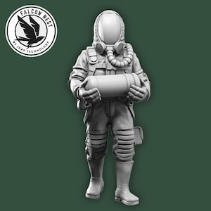 Puede incluir: Una figura gris de una persona con un traje espacial sosteniendo un objeto cilíndrico. El traje espacial tiene un casco, un respirador y texturas detalladas. El logotipo de Falcon Nest está en la esquina superior izquierda.