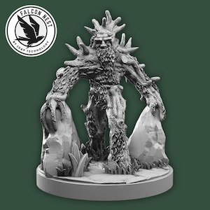 Peut inclure: Figurine détaillée en niveaux de gris d'une figure humanoïde en forme d'arbre avec une barbe et une couronne de branches, tenant deux structures rocheuses. La figurine repose sur une base circulaire. Le logo Falcon Nest est en haut à gauche.