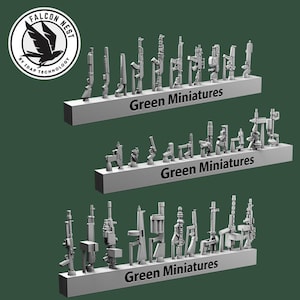 Puede incluir: Tres estantes de modelos de armas en miniatura de varios diseños. Cada estante está etiquetado como "Green Miniatures" en texto blanco. El fondo es de color verde oscuro liso. Un logotipo circular con un pájaro se encuentra en la esquina superior izquierda.