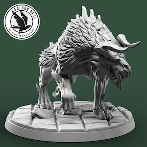 Puede incluir: Figura detallada en escala de grises de una bestia mítica con cuernos, dientes afilados y una melena peluda. La figura está sobre una base de piedra, con el logo "Falcon Nest". La criatura tiene una apariencia amenazante.