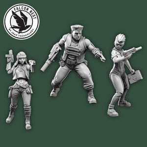 Puede incluir: Tres figuras grises en miniatura de personajes futuristas, cada uno sosteniendo un arma. Las figuras están sobre un fondo verde, con un logotipo circular en la esquina superior izquierda que dice "FALCON NEST" y "BY IDAP TECHNOLOGY".