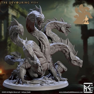Puede incluir: Una detallada escultura en miniatura gris de un monstruo hidra de múltiples cabezas con dientes afilados y aletas puntiagudas. La escultura está sobre una base redonda y presenta el texto "THE DEVOURING HIGH". El logotipo de Artisan Guild está en la esquina inferior derecha.