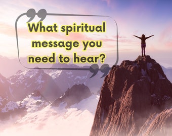 Puede incluir: Una persona de pie en la cima de una montaña con los brazos extendidos contra un telón de fondo de picos nevados y un cielo pastel. Una burbuja de cita dice: "¿Qué mensaje espiritual necesitas escuchar?"