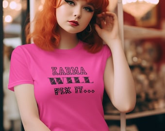 Op de afbeelding: Een vrouw draagt een roze T-shirt met de tekst "KARMA WILL FIX IT..." in zwart. Ze draagt een roze tule rok en heeft rood haar.