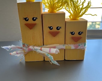 Hand-Crafted Wood Easter Chicks: Rustic Yarn Decor
