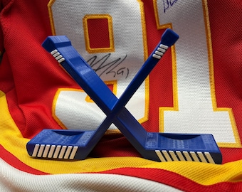 Hockey Puck Display Stand – Personalized Desk Holder | 3D Printed | Hockey Gift for Players and Fans