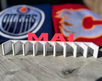 Personlig hockeyklubbhållare | Väggmonterad golvställning för 9 klubbor | Passar mini- och fullstorlek | Anpassade lagfärger | Tillverkad i Kanada