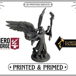 Op de afbeelding: Een grijze, 3D-geprinte miniatuur van een engel met vleugels, die een staf en een boek vasthoudt. De figuur heeft gedetailleerde vleugels en staat op een cirkelvormige basis. De teksten "HERO FORGE" en "ELDRITCH FOUNDRY" zijn zichtbaar.