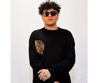 Sudadera negra unisex -Streetstyle "Wild Back: Beyaz Üzerinde Hayvan Figürleri - Önü Özel Kafatası Grafikli Kazak" sudadera kabartmalı