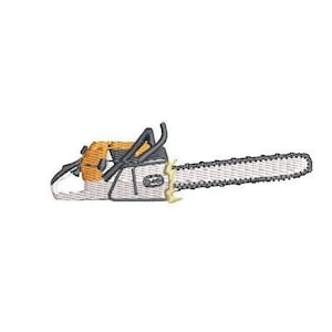 Könnte beinhalten: Gesticktes Kettensägen-Design. Die Kettensäge hat einen weißen Körper mit schwarzen und orangefarbenen Akzenten. Das Sägeblatt ist silberfarben mit schwarzen Zähnen. Das Design befindet sich auf weißem Hintergrund.