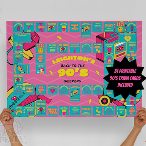 Op de afbeelding: Een roze en blauw spelbord met de tekst "Leighton's Bach to the 90's Weekend". Het bord is een raster met verschillende vakken die verschillende activiteiten en regels hebben. Het bord is omgeven door een zwarte ster met de tekst "31 printbare 90's trivia-kaarten inbegrepen".
